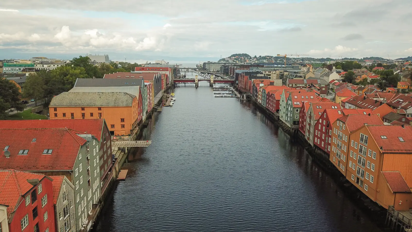 Bryggene langs Nidelva i Trondheim sentrum — fargerike sjøhus speiler seg i elva